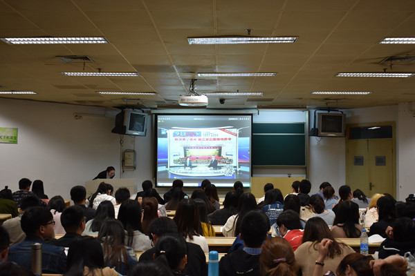G:\宣传\2017年\4月\选\员工党员在教室观看“剿灭劣V类水”视频_副本.jpg